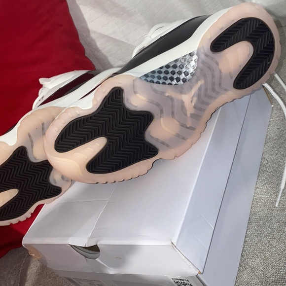 Womens Air Jordan 11 Retro - Picture 2 of 5